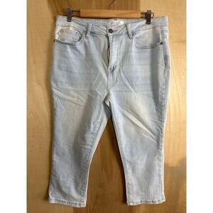Judy Blue Light Wash Capris